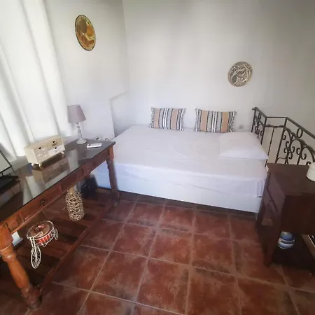 Charming White House Retreat With Balcony In Paros Lefkes *